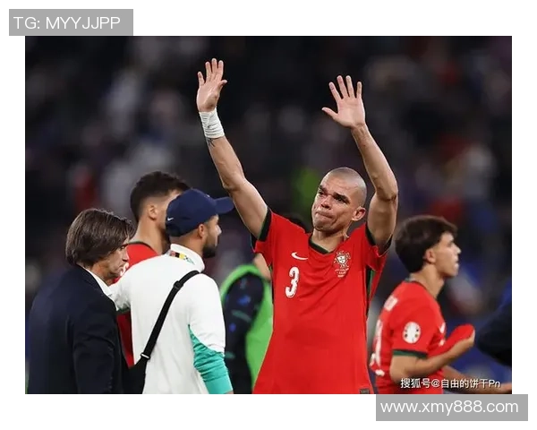 足球球星以鞠躬姿态致敬球迷展现体育精神与谦逊风范